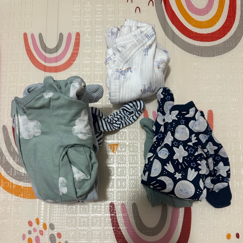 7 sleepers( 5 carters 2 wondernation)  1 outfit (carters)
